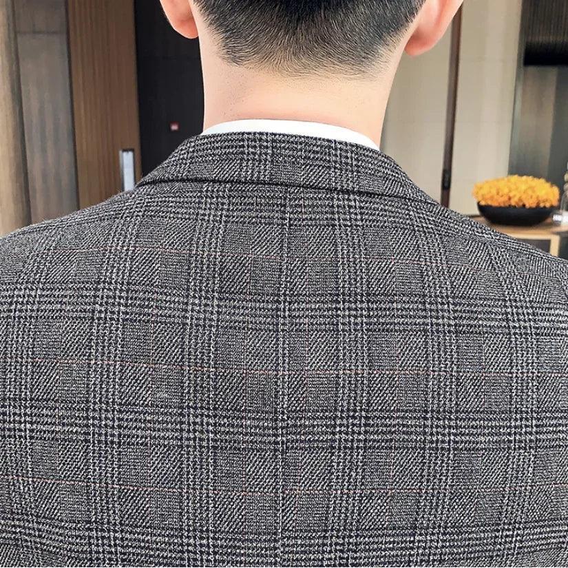 Detailed view of the structured shoulder seam, highlighting the high-quality tailoring of the four-season suit - BetterPlace